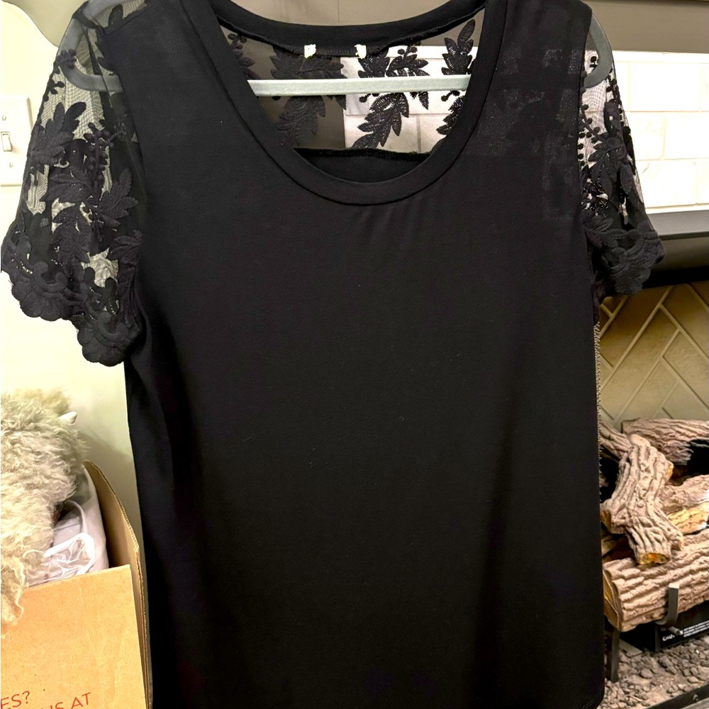 T-shirt with a beautiful edge.